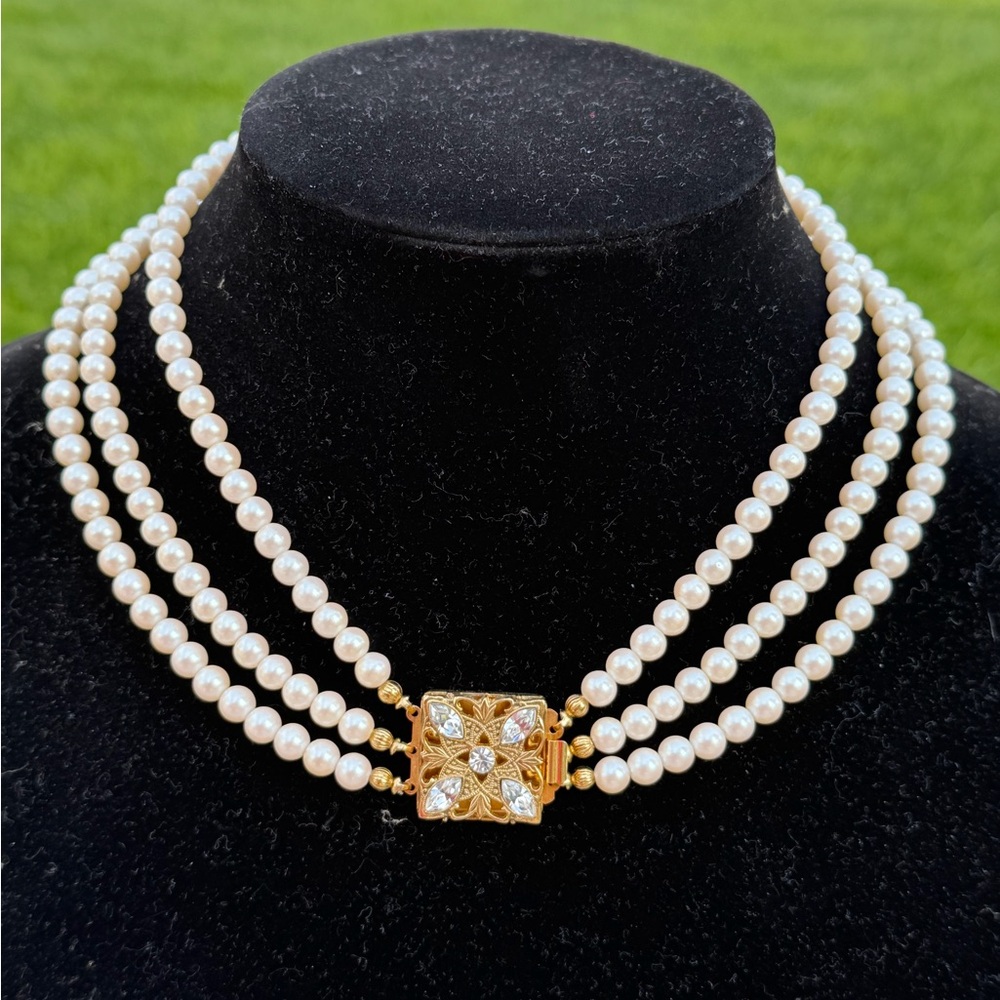 Elegant Pearl Necklace with Gold Clasp